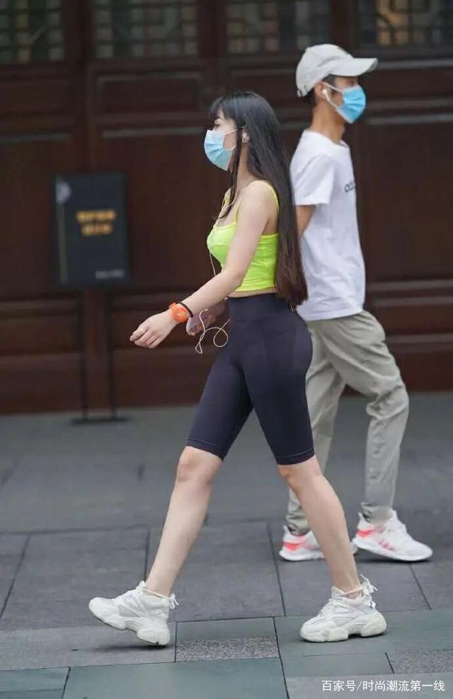 底裤|打底裤“过时”了,如今流行“五分裤”,女孩们早已按耐不住了!