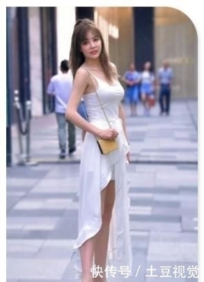 白色小吊带搭短裤,腰间系件披风,清新小仙女