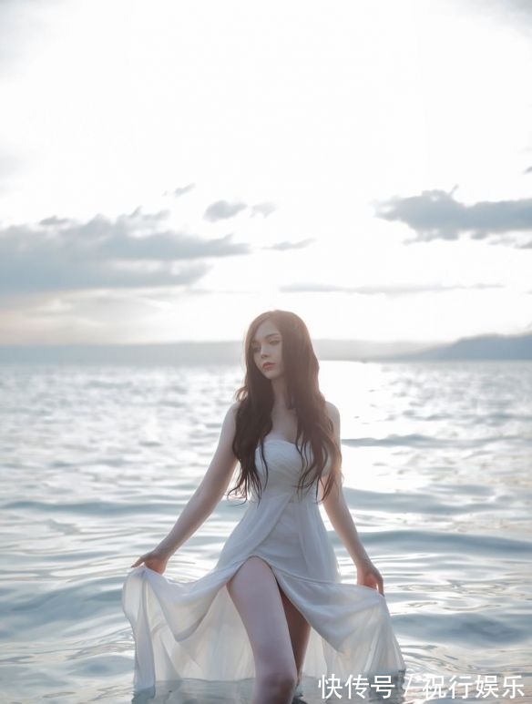 s德妹COS《巫师》时空之女希里:肤白貌美的女术士