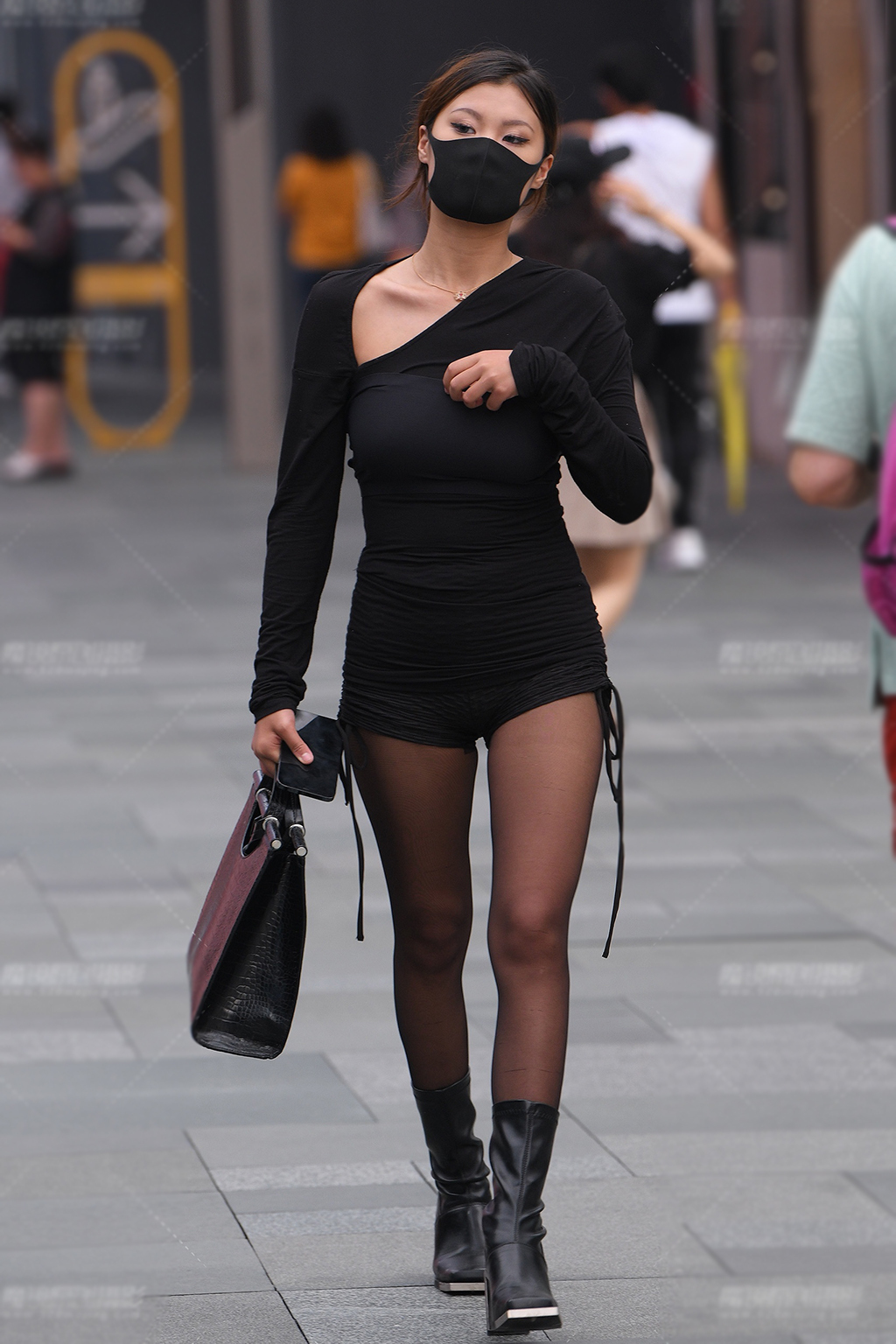 美女 街拍美女:一身黑色服饰搭配,穿出了稳重大方,让穿搭变得时尚又显气