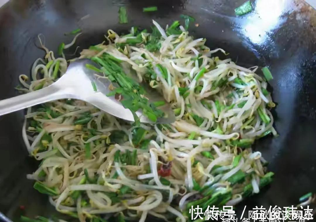 精盐|家里老保姆,教我炒豆芽的3个诀窍,豆芽脆嫩不出水,你不学吗?