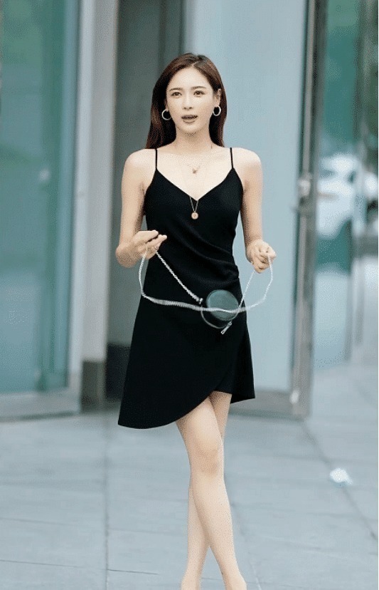 美女|美女穿着吊带睡衣就上街,惊醒了谁的“盛夏光年”