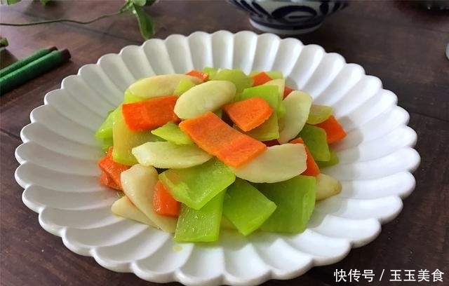 5分钟快手菜，三样素菜放一起，简单一炒，比大鱼大肉还好吃！