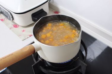 还在排队买豆浆？自己在家做一份南瓜小米糊，细腻还好喝