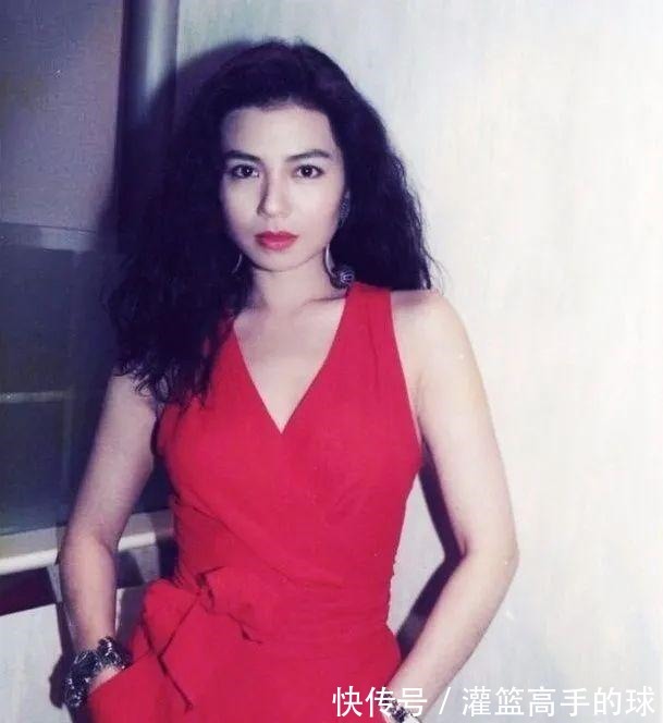 红色|完形填空从90年代火到21世纪的是____的长裙和____的头发!