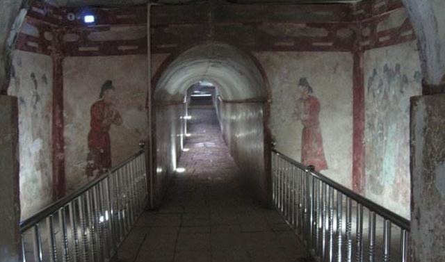 男尸$专家打开千年古墓，唐朝公主安然躺在墓中，一旁还有风干的男尸！