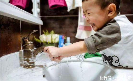 孩子|“熊孩子”偷拍爸爸洗澡,照片发到家长群,爸爸:从此拒开家长会