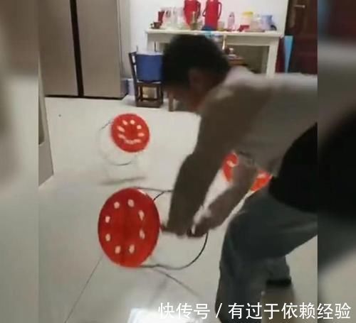天赋|小男孩在家表演“转凳子”火了,网友:行行出状元,术业有专攻!
