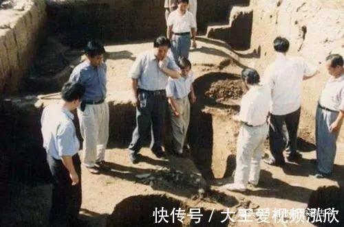 内蒙&内蒙出土清朝古墓,发现一身着龙袍百年不腐的女尸,这是谁