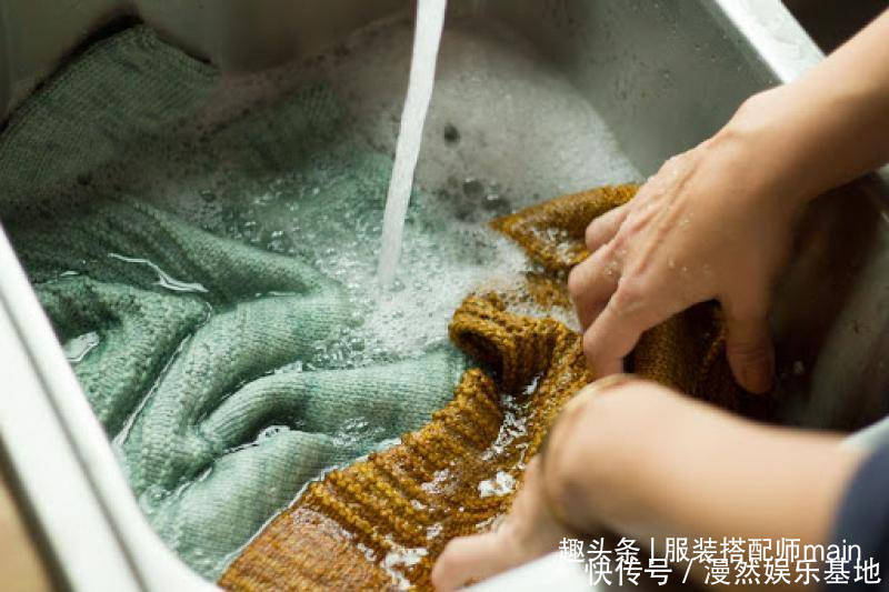 收纳|毛衣洗不好就变形!教你4招超实用保养技巧,再也不怕缩水起球