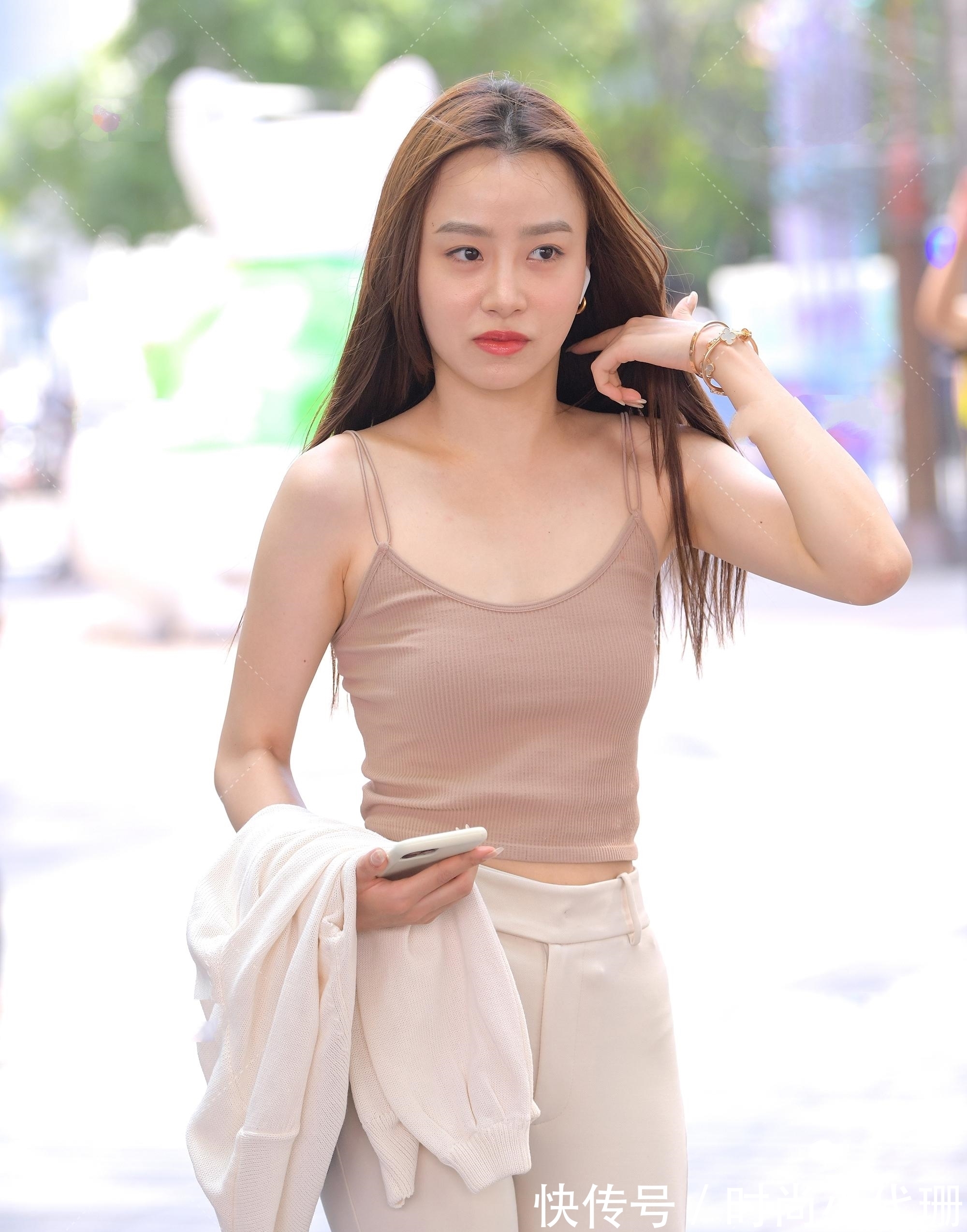 小背心|纯白喇叭裤搭配卡其小背心，精致优雅，温柔知性的出勤装