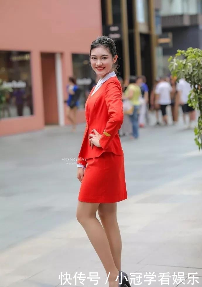 美女脚上一双粉红色的尖头高跟鞋,让你走出一种十分迷人的姿态