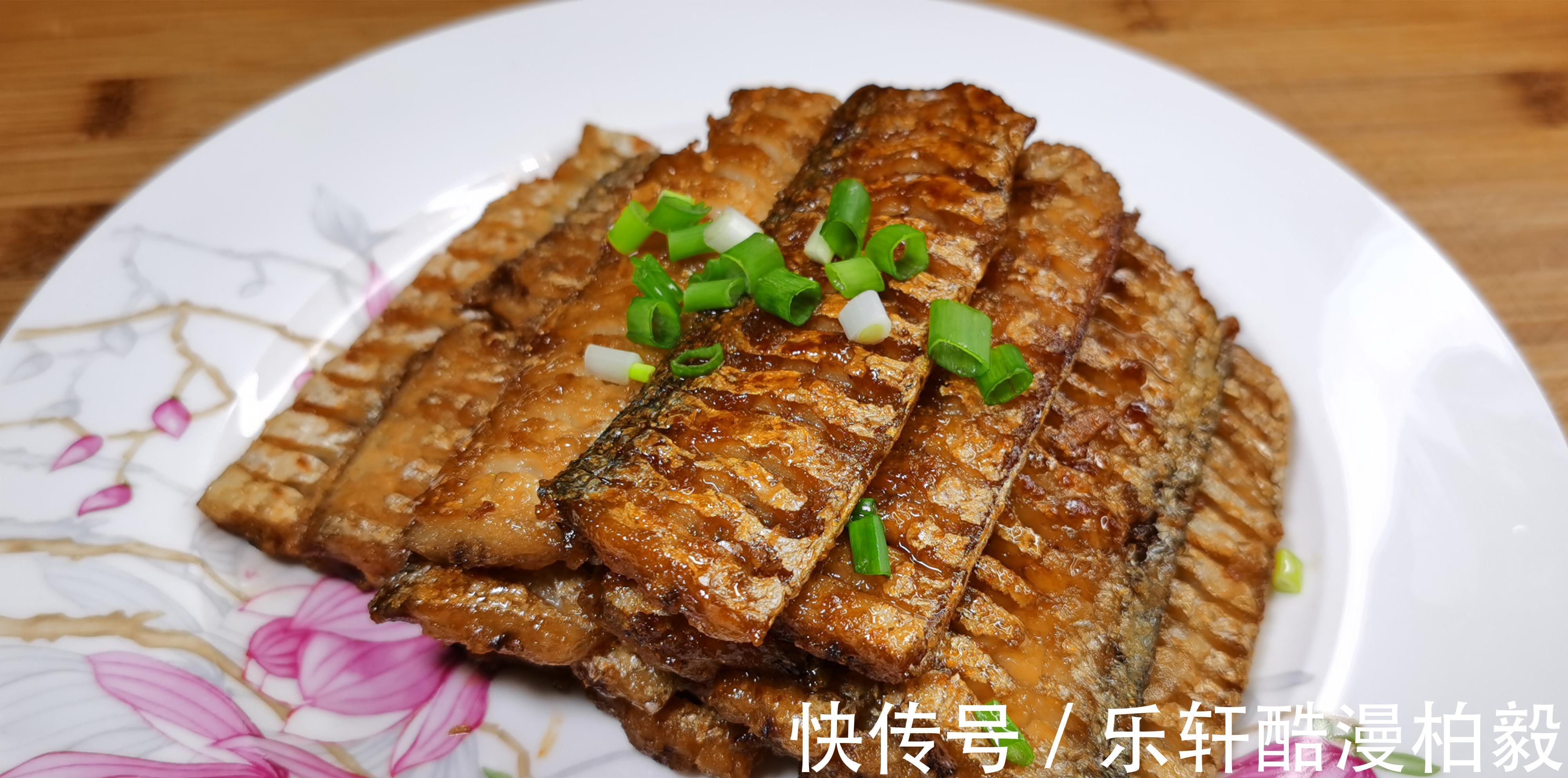 在家做糖醋带鱼，想要好吃有技巧，鱼肉入味无腥味，上桌就光盘
