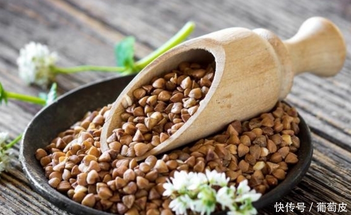 高血压,除了吃降压药,中医说:这4种植物煮水,降压也一样管用