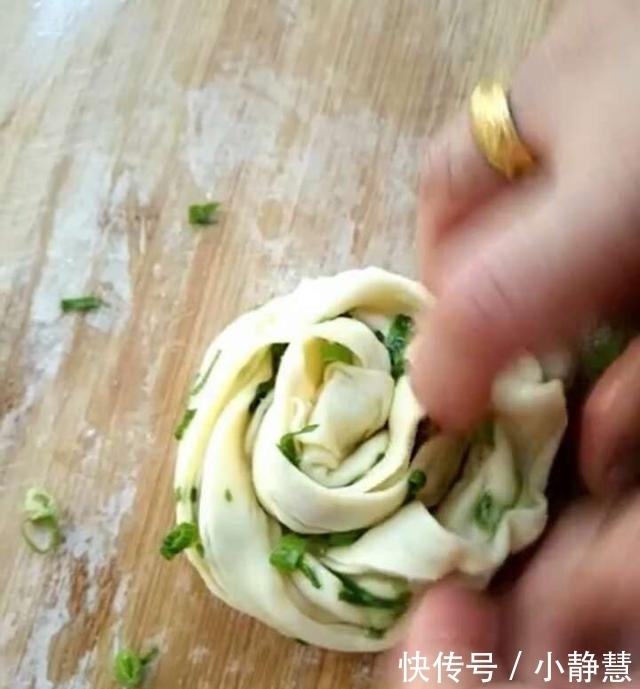 吃法|乡下婆婆告诉你一个盐葱饼的新吃法，外酥里嫩，把我都给吃撑了