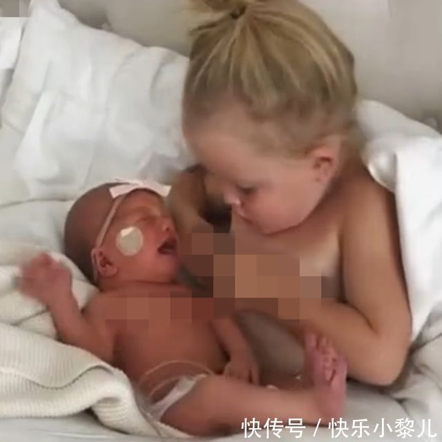 小宝贝|刚出生的小宝贝一直哭闹,姐姐的做法让妈妈笑翻,网友:两个活宝