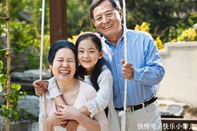 姥姥怕外孙女太热,设计出“镂空”纸尿裤,网友直呼快大量生产