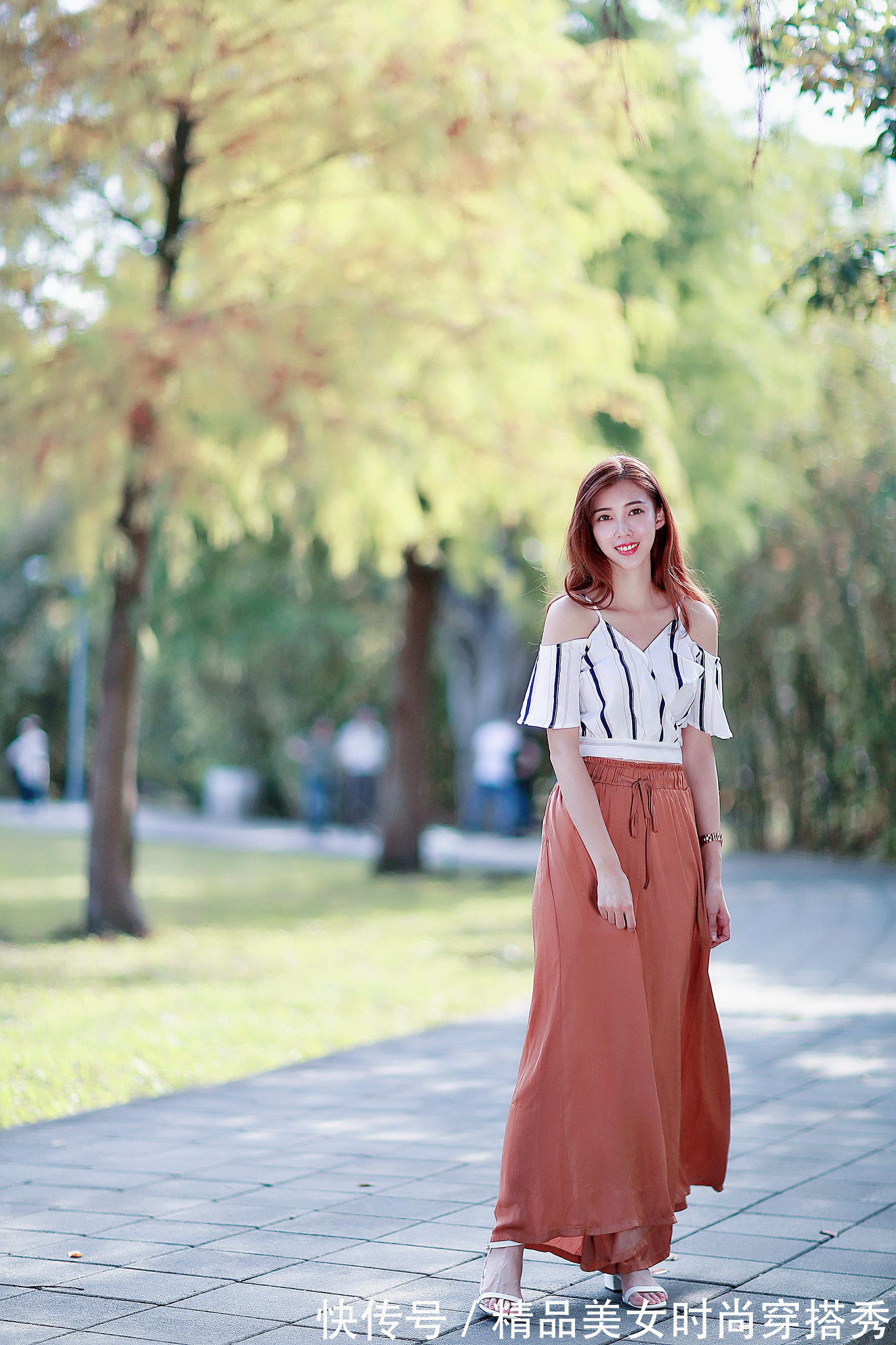 凉鞋|你的阔腿裤准备好了吗?这款穿搭很是休闲,搭配白色凉鞋清爽舒适