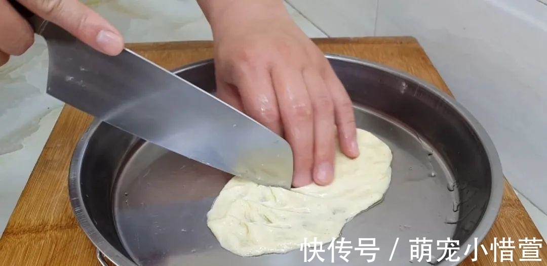 2个鸡蛋，3勺面粉，不用擀面，做出创意油炸饼，比吃油条还过瘾！
