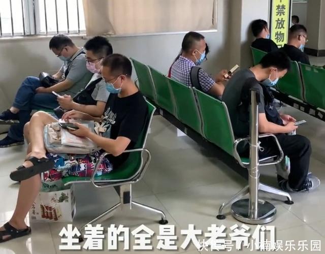 孕妇挺着大肚子排队产检,丈夫却坐着,组图让你看清嫁的是人是鬼