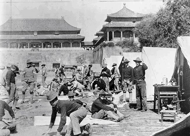 法军|镜头下真实的八国联军,图3百姓借梯子给法军,图5跪在洋人脚前的卖国贼!