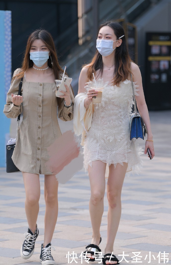 拖鞋|美女街拍很仙气的羽毛裙,打造一种“朦胧美”,但脚上一双“拖鞋”让气质全无