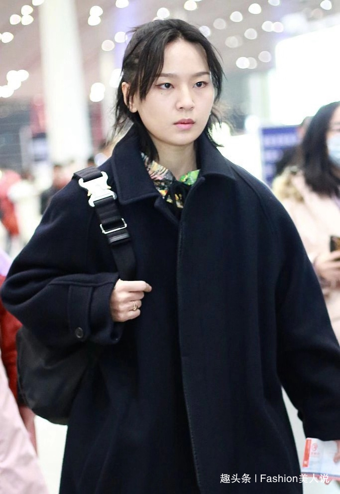 卷边裤 周笔畅启程米兰时装周,这回终于穿对了,大衣搭配卷边裤很时髦