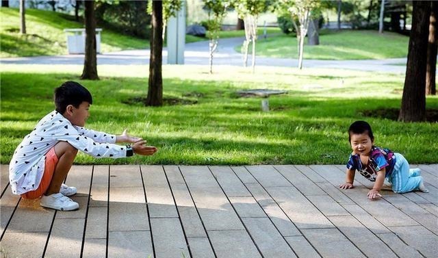 双胞胎|男孩想要个妹妹,妈妈一口气生下两个妹妹,男孩:还能退货吗?