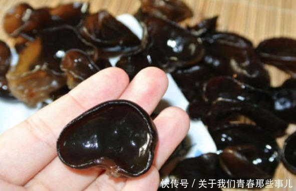 木耳一下锅就“炸锅”,太吓人?掌握4技巧,保证不炸锅,更脆爽