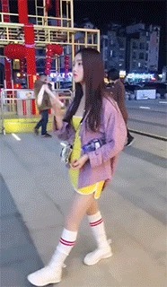 |搞笑GIF：姑娘，你这是在干什么？至于对自己的脸下这么大的死手吗？扇得不疼吗？