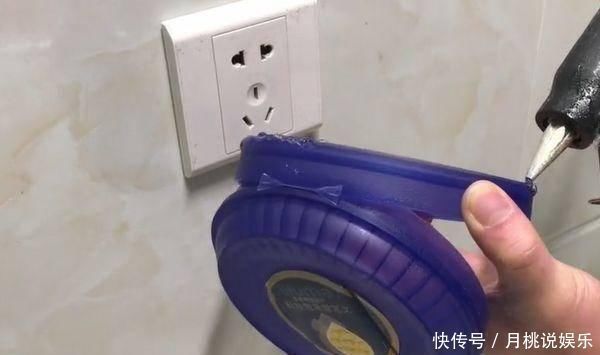 实用|奶粉罐上的盖子别再扔了,粘在插座上超实用,可惜知道的人很少