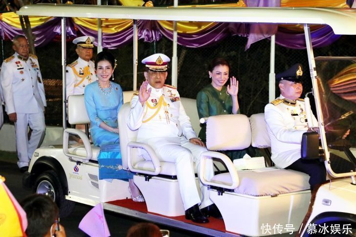 泰王@诗妮娜陪泰王出行情意浓,爱情滋养面若桃花,贵妃笑得人心都酥了