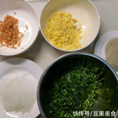  饺子皮制作鸡蛋煎饺和蒸包