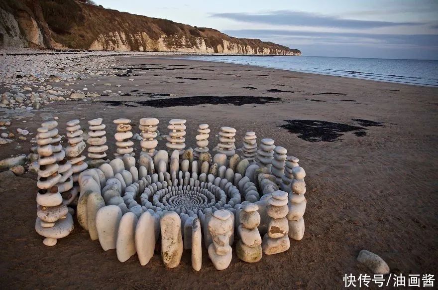 詹姆斯|艺术家用石头和树叶“作画”,网友直呼:太解压,治愈强迫症