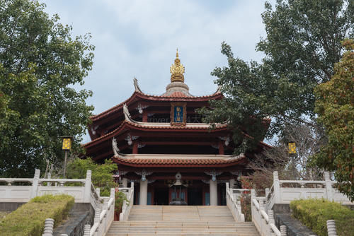 福建泉州也有一座少林寺，由河南少林寺僧人创办，以武术闻名