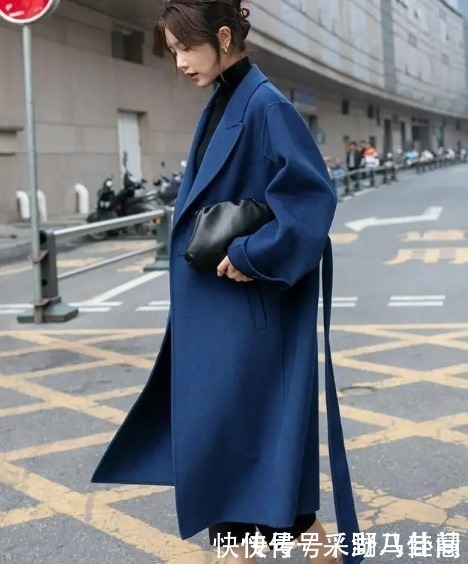雾霾蓝大衣不流行了,最近大火的“海蓝色大衣”,这样搭配真好看