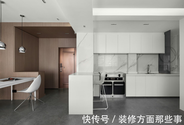 玄关|50平现代一居室,进门区域的玄关与内部空间形成了鲜明的对比