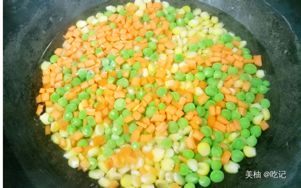  年夜饭餐桌上的“金玉满堂”，丰富多彩，寓意好，颜色绚丽