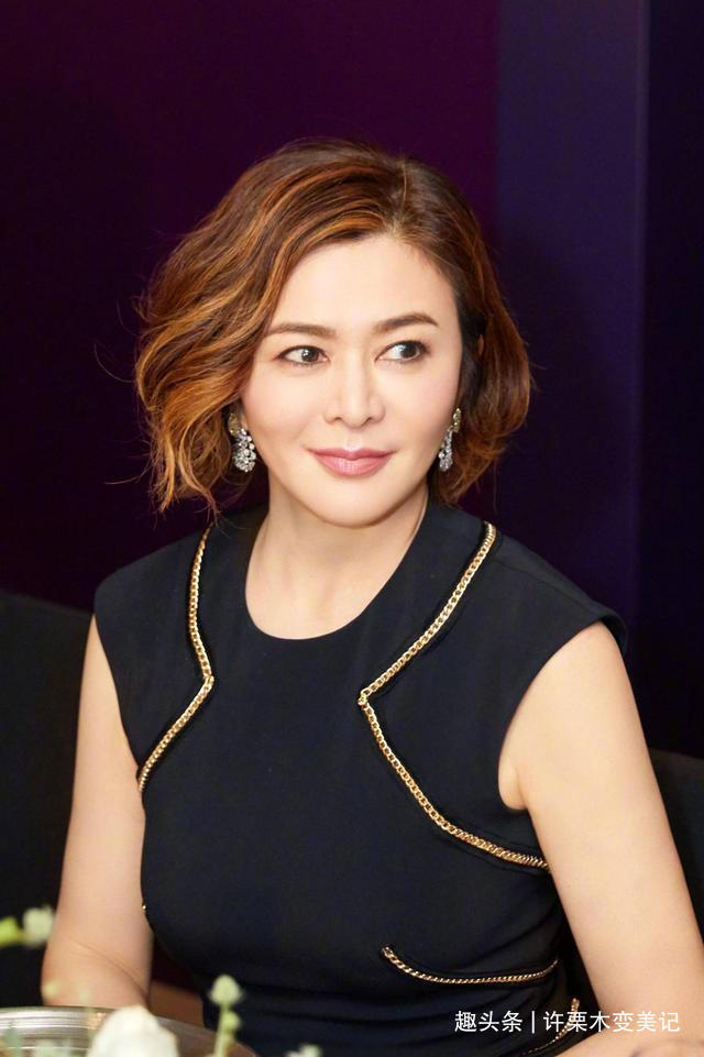 丸子头 50岁女人别再留齐刘海了,今年流行5种“发型”,显脸小不挑人