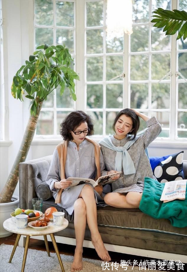 一字领 女人过了55岁，就要少穿小黑裤，学三木妈妈这样穿，优雅显气质