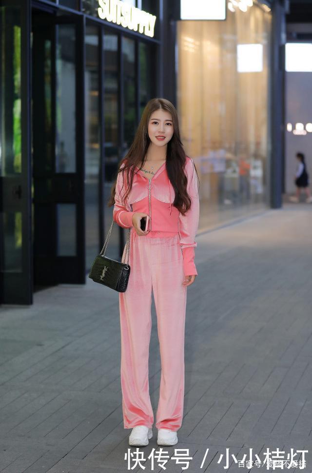 还穿什么牛仔裤这条“绒绒裤”才是深秋扛把子,高级时髦又显贵