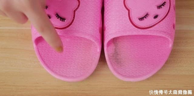 搅拌均匀|拖鞋脏了别用水洗,洗不干净,教您一招,再脏的拖鞋洗得干净如新!