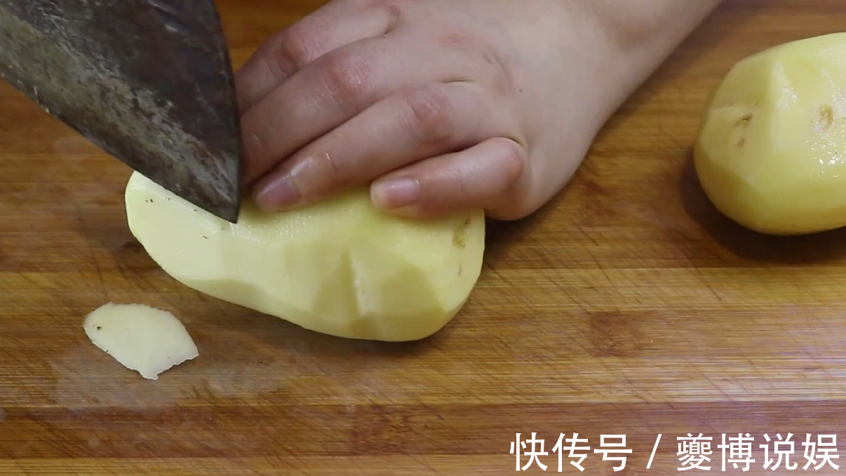 自制薯片|土豆不再炒着吃了，教你1个新吃法，又香又脆，好吃过瘾