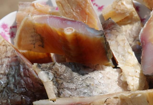 鱼肉|腌咸鱼时,别直接抹盐腌,多加1个步骤,咸鱼咸香入味,更易储存