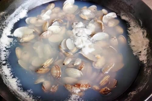 食用盐|夏天吃花甲，教你1个新吃法，不炖不炒，简单易学，家人都说好吃