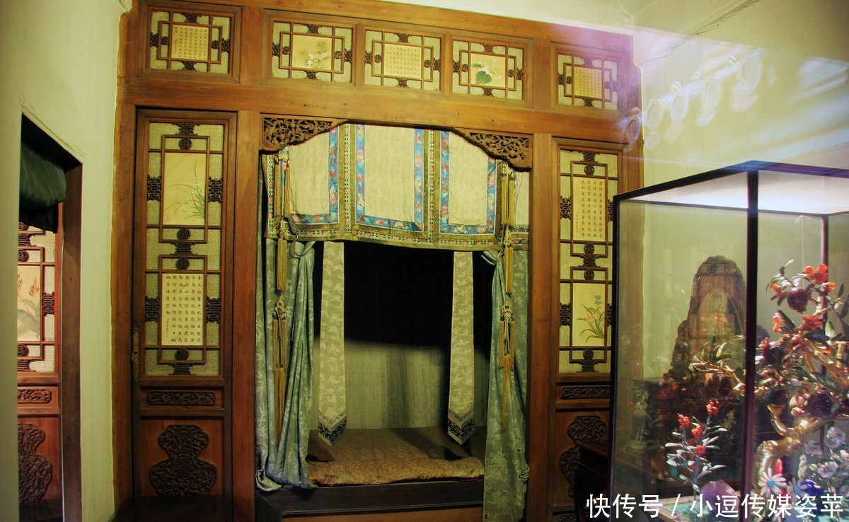 故宫养心殿因何常年阴冷潮湿?专家刨开地板后,当场就吓到了!