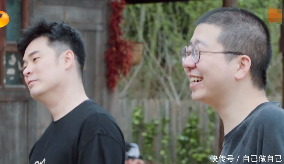 干活 张艺兴用十字架运树苗,李诞觉得可笑,何炅的操作很圈粉