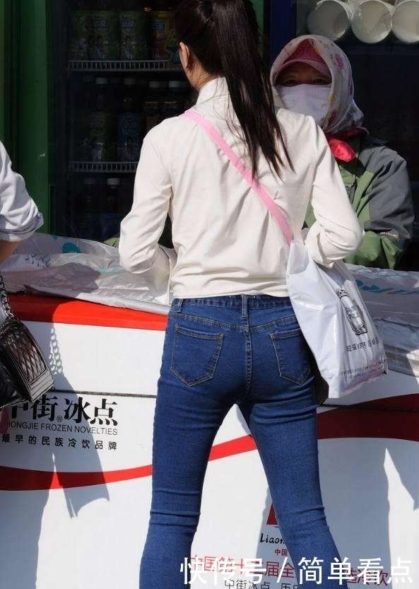 时尚街拍：短裙女孩时尚又美丽，身材苗条背影非常迷人！