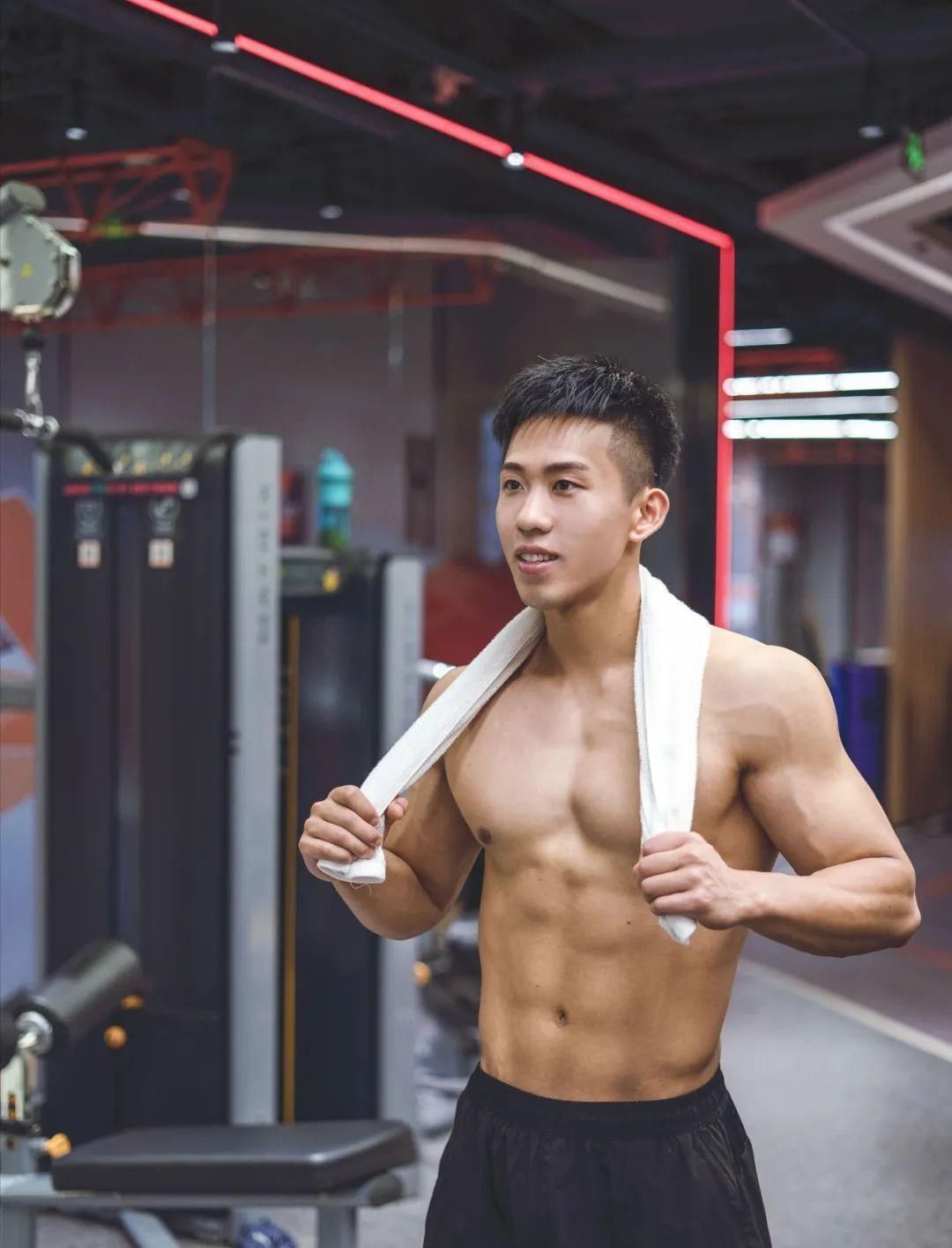 腹肌|型男医生的鲨鱼线六块腹肌引发舔屏,网友看后直呼我可以