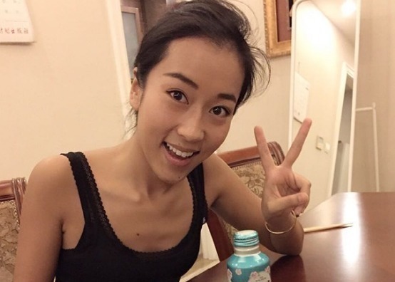 吉克雋逸首次曬出自己的家，家里隨便一張椅子，上面都有繡花雕刻！